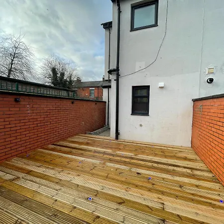 Bright 4 Bedroom House With Free Parking *