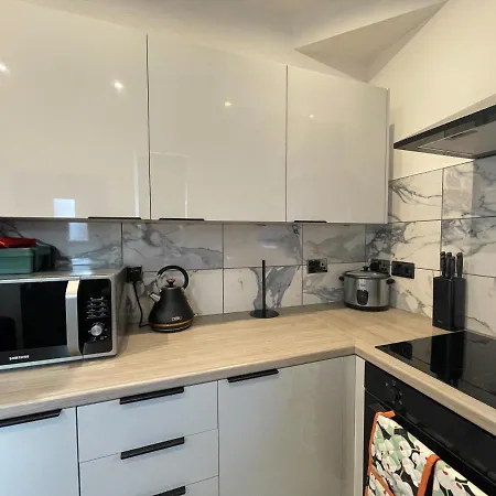 Bright 4 Bedroom House With Free Parking * 맨체스터