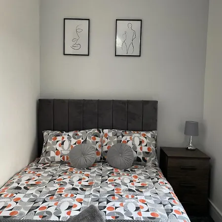 Bright 4 Bedroom House With Free Parking 펜션
