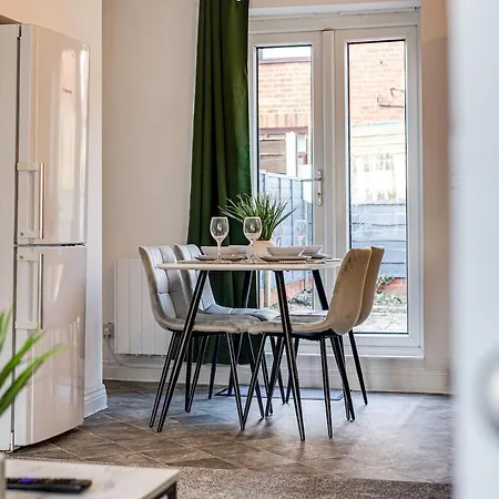 Homely 3 Bedroom House With Parking & Garden - Near Etihad Stadium - Mánchester