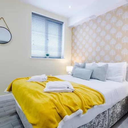 The Ecclesian - Upscale Near Trafford Centre & Eccles Train Station