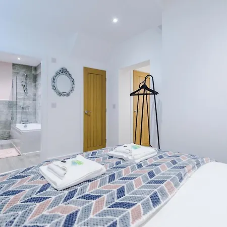 The Ecclesian - Upscale Near Trafford Centre & Eccles Train Station Apartment *