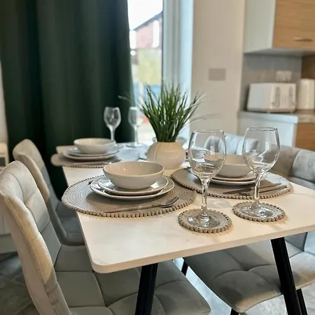 Homely 3 Bedroom House With Parking & Garden - Near Etihad Stadium - * Mánchester