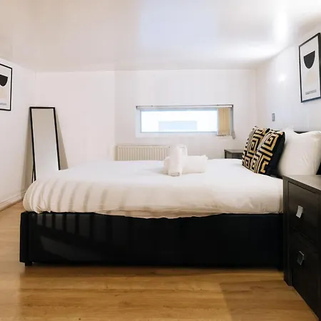 Stylish And 2 Bedroom Flat In *