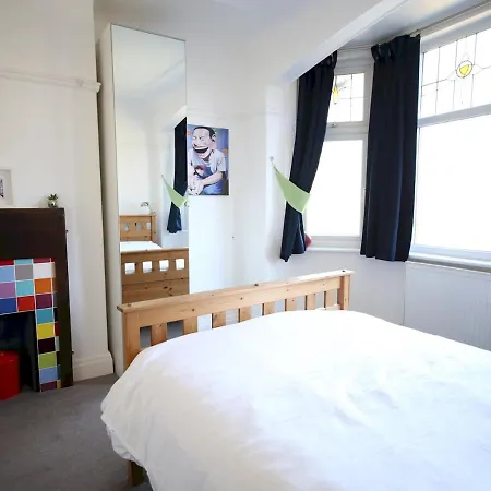 Pass The Keys Large Family In Chorlton 맨체스터