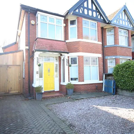 Pass The Keys Large Family In Chorlton 펜션