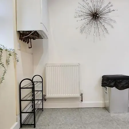 Luxury Up To 6 People, Opposite Tram, Chorlton, Balcony