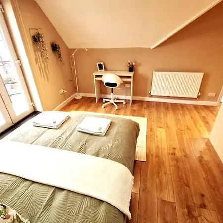 Luxury Up To 6 People, Opposite Tram, Chorlton, Balcony