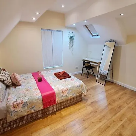Luxury Up To 6 People, Opposite Tram, Chorlton, Balcony