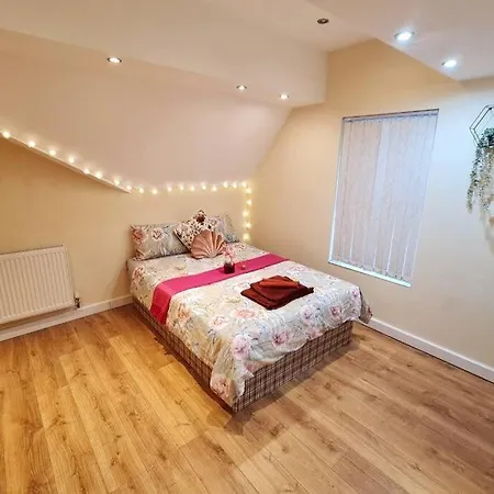 Luxury Up To 6 People, Opposite Tram, Chorlton, Balcony *