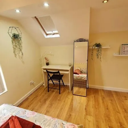 Luxury Up To 6 People, Opposite Tram, Chorlton, Balcony Lägenhet *