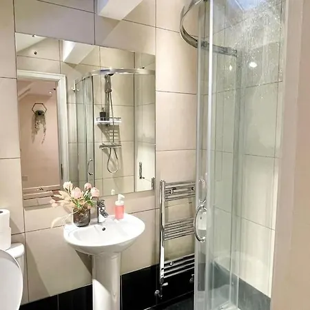 Luxury Up To 6 People, Opposite Tram, Chorlton, Balcony Lägenhet