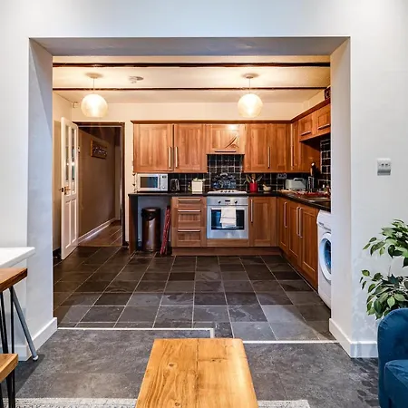 Centrally Located Elegant 2 Bed House In Chorlton בית נופש מנצ'סטר