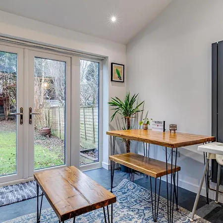 Centrally Located Elegant 2 Bed House In Chorlton