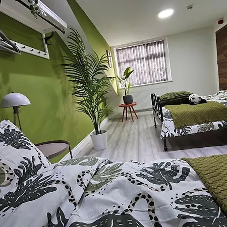 Manchester, Rusholme, Uk With Free Parking *