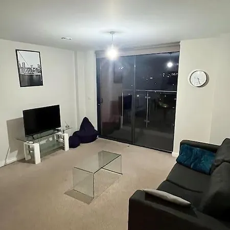 아파트 Modern 2 Bedroom Flat With Views *