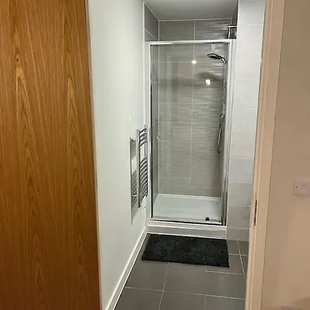 Modern 2 Bedroom Flat With Views