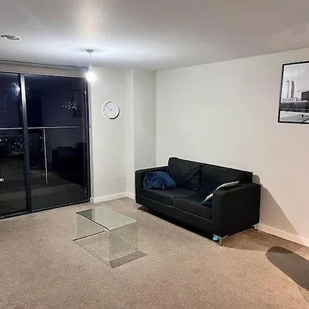 Modern 2 Bedroom Flat With Views Apartment