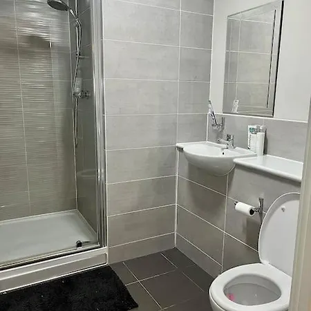 Modern 2 Bedroom Flat With Views