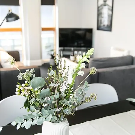 Apartment Spacious Central 1 Bedroom *