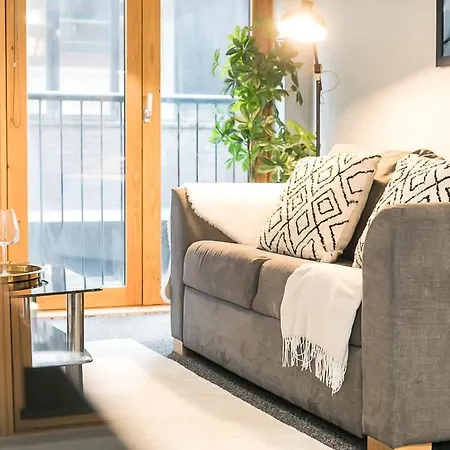 Spacious Modern 1 Bedroom *