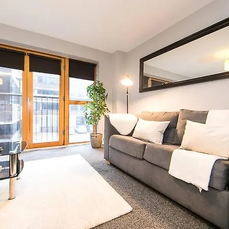 2 Bedroom With Space For 6 Apartment Manchester