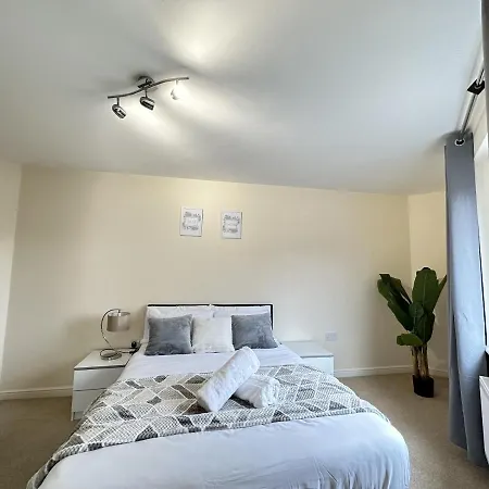 Entire Luxurious 2 Bedroom Apt Free Parking *