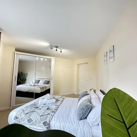 Entire Luxurious 2 Bedroom Apt Free Parking アパート