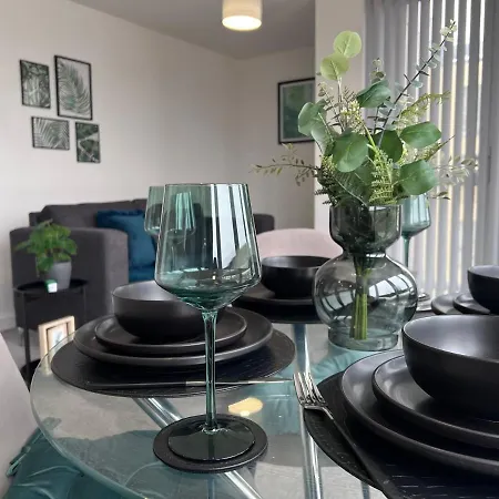 Luxury 2 Bed With Skyline Views. Apartment