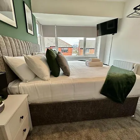 Homely 3 Bedroom House With Parking & Garden - Near Etihad Stadium - Сasa de vacaciones Mánchester