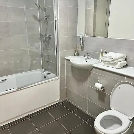 Modern 2 Bedroom Flat With Views شقة