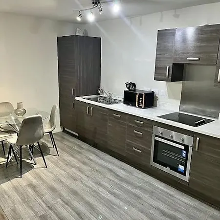 Modern 2 Bedroom Flat With Views * مانشستر