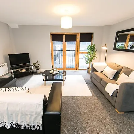 Large 2 Bedroom Sleeps 6 Manchester