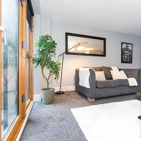 2 Bedroom With Space For 6 דירה מנצ'סטר