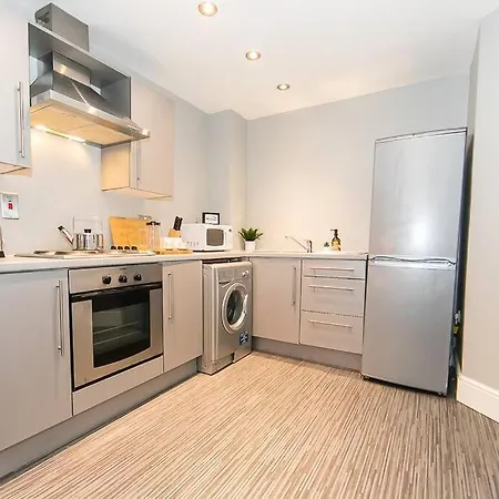 Centre Launch Pad Sleeps 4 *