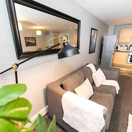 2 Bedroom With Space For 6 Apartment Manchester