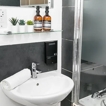 2 Bedroom With Space For 6 Apartment Manchester