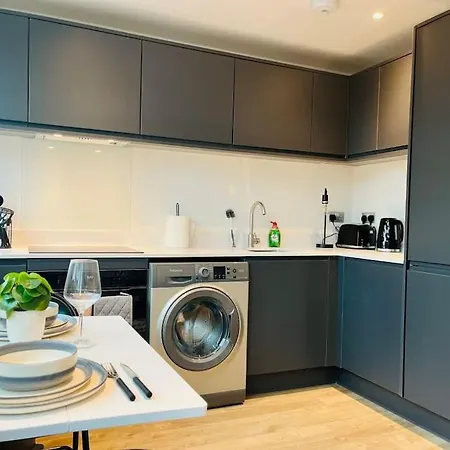 Unique Studio Near Old Trafford Stadium - Sleeps Up To 4! 맨체스터