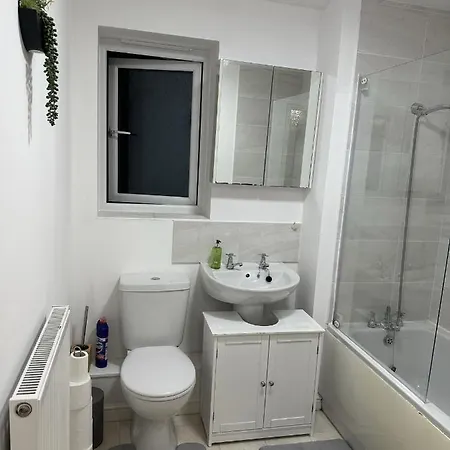 Entire Luxurious 2 Bedroom Apt Free Parking