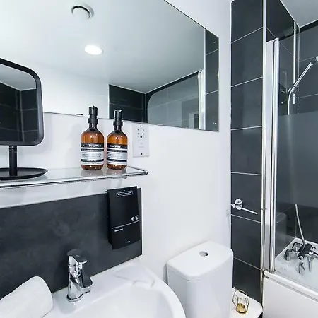 Splendid Spacious 1 Bed Flat アパート *