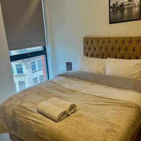 Apartment Modern 2 Bedroom Flat With Views *