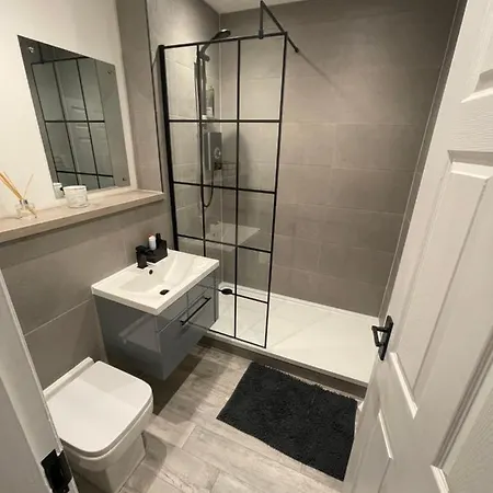 Modern Cosy 1 Bed Near Centre~double Bed~parking