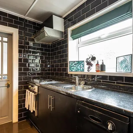 Spacious 3 Bedroom House With Garden In Salford