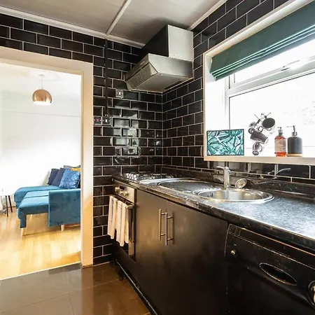 Spacious 3 Bedroom House With Garden In Salford * Manchester