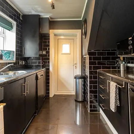 Appartement Spacious 3 Bedroom House With Garden In Salford *