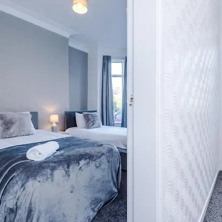 Vakantiehuis Spacious 4 Bed With Parking *