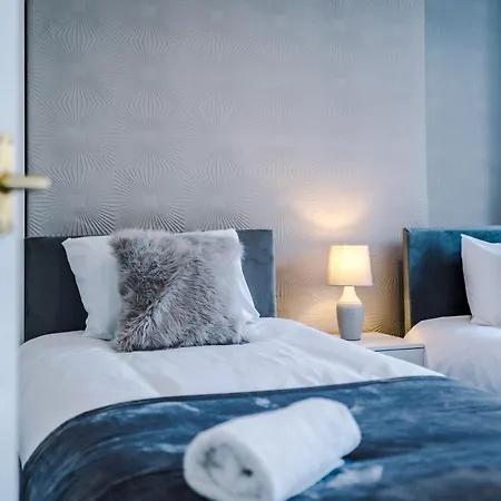 Spacious 4 Bed With Parking * Μάντσεστερ