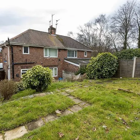 Spacious 3 Bedroom House With Garden In Salford شقة