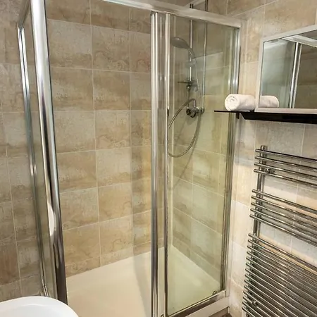 Spacious 3 Bedroom House With Garden In Salford
