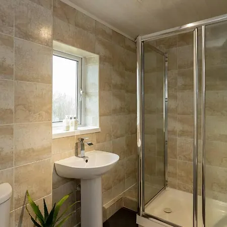 Spacious 3 Bedroom House With Garden In Salford Appartement *